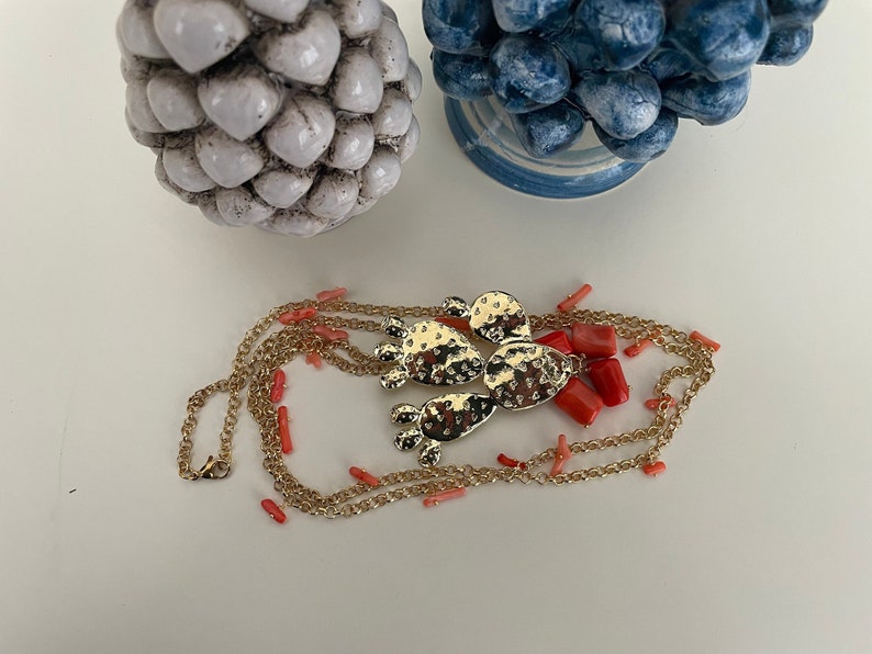 Sicilian necklace with brass rolò chain, pink coral chips and prickly pear-shaped brass pendant. image 4