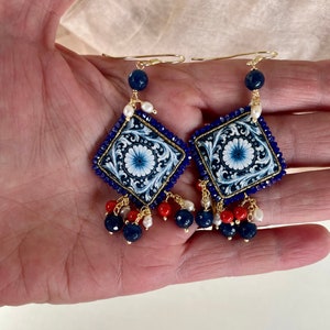 Boucles d&#39;oreilles siciliennes avec carreaux de céramique de Caltagirone, boucles d&#39;oreilles avec grappes de perles de rivière et pierres mélangées, boucles d&#39;oreilles maxi