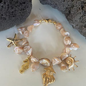 Oversized Seashell Charm Bracelet, Summer Beach Wedding Jewelry, Mother of Pearl Bracelet, Boho Bride.