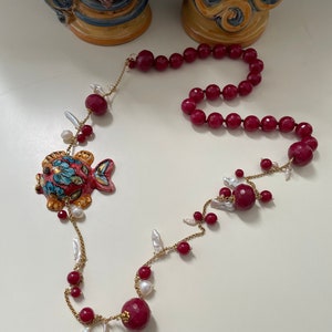 Collier sicilien avec poisson en céramique de Caltagirone, agate rouge, perles naturelles. cadeau pour elle.