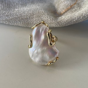 Anello maxi, anello scultura, anello regolabile, grande perla barocca irregolare, stile boho, struttura ottone immagine 1