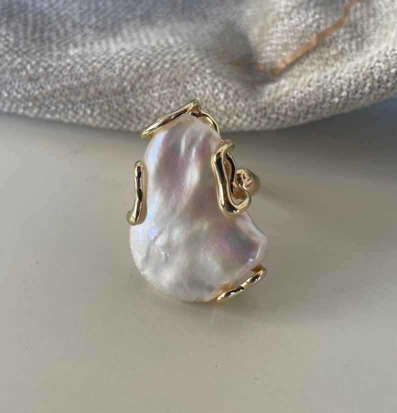 Anello maxi, anello scultura, anello regolabile, grande perla barocca irregolare, stile boho, struttura ottone immagine 1