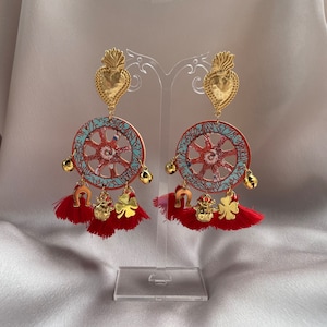 Oorbellen met hanger, ex-voto heilig hart, karrenwielen, gekleurde kwastjes, diverse bedels, geluksoorbellen, boho-oorbellen.
