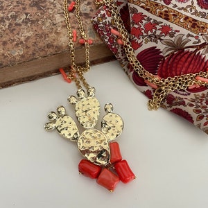 Sicilian necklace with brass rolò chain, pink coral chips and prickly pear-shaped brass pendant. image 6