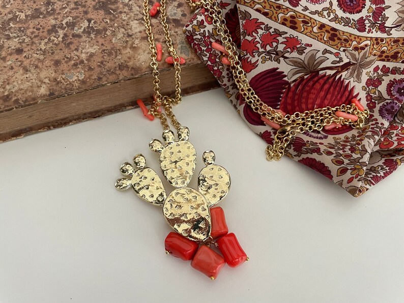 Sicilian necklace with brass rolò chain, pink coral chips and prickly pear-shaped brass pendant. image 6