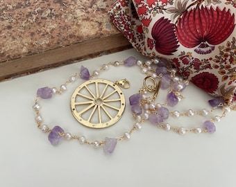 Collier sicilien avec pierres d'améthyste, perles de rivière et pendentif roue de charrette.ç
