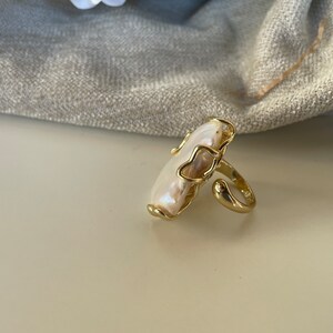 Anello maxi, anello scultura, anello regolabile, grande perla barocca irregolare, stile boho, struttura ottone immagine 2