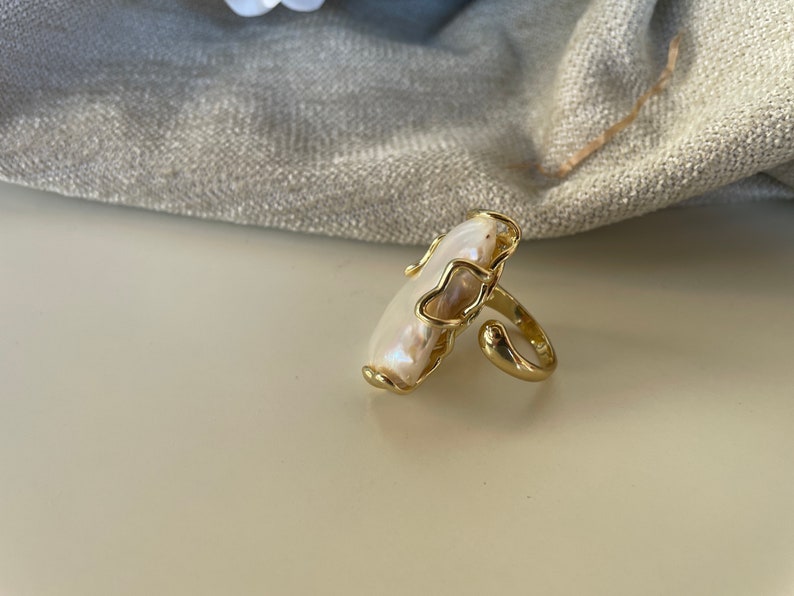 Anello maxi, anello scultura, anello regolabile, grande perla barocca irregolare, stile boho, struttura ottone immagine 2