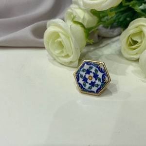 Anello siciliano, anello regolabile, anello maxi struttura ottone, anello ceramica, anello mattonella ceramica di Caltagirone.