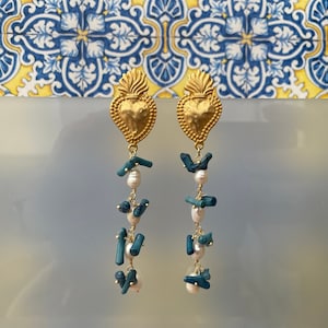 Lange Ohrringe, Herz-Jesu-Ohrringe, Ohrhänger, Flussperlen und blaue Bambuskorallensplitter, Boho-Ohrringe.