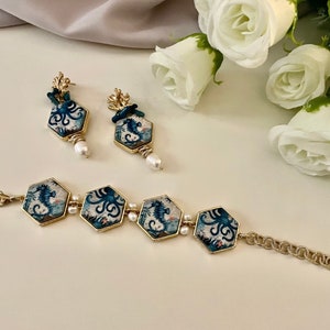 Earrings with Caltagirone ceramic tile, octopus and seahorse, blue chips and baroque pearl, Caltagirone earrings image 2