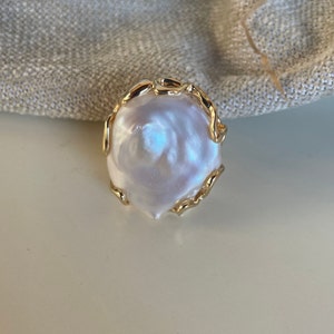 Maxi ring, sculpture ring, adjustable ring, large flat and round baroque pearl, adjustable ring, boho style, brass structure.<