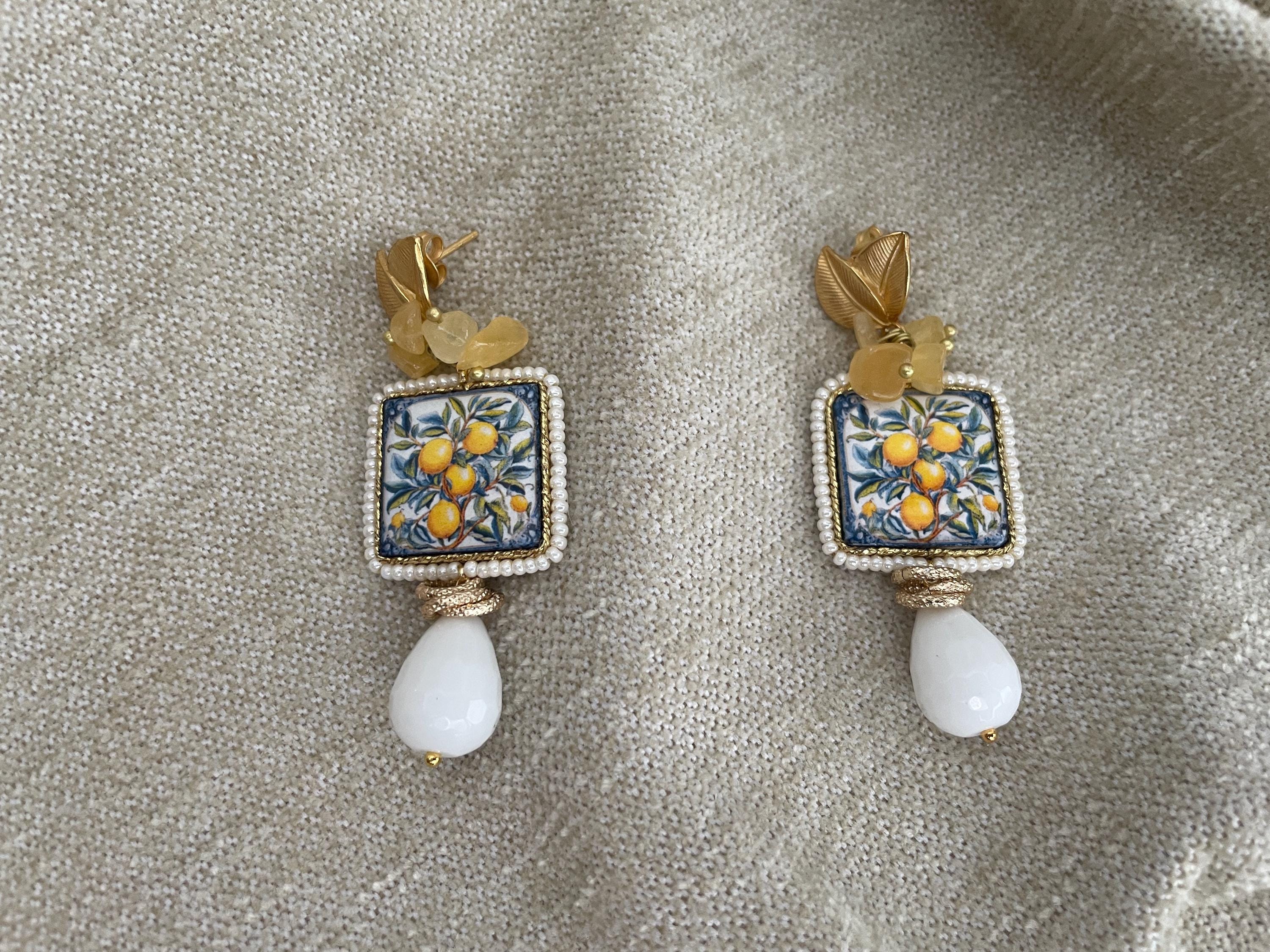 Orecchini Siciliani con Mattonelle in Ceramica di Caltagirone e Grappolo di Agata Blu