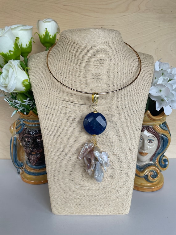 Collana a cerchio rigida, collare rigido con pendente, ciondolo maxi con piastra di Avventurina blu e grappolo di perle scaramazze. - Italia