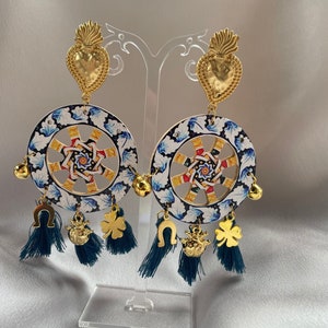 Oorbellen met hangertjes, karrewielen, ex-voto heilig hart, gekleurde kwastjes, diverse bedels, geluksoorbellen, boho-oorbellen.