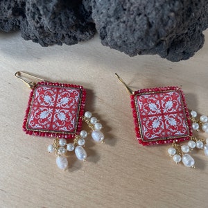 Boucles d&#39;oreilles siciliennes, carreaux de céramique de Caltagirone, boucles d&#39;oreilles en majolique, boucles d&#39;oreilles rouges, grappes de perles de rivière, boucles d&#39;oreilles en argent