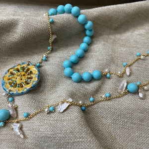 Collier sicilien avec perles turquoises, roue de charrette en céramique de Caltagirone, perles scaramazze et perles de rivière. cadeau pour elle.