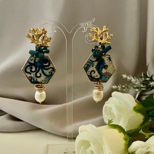 Earrings with Caltagirone ceramic tile, octopus and seahorse, blue chips and baroque pearl, Caltagirone earrings image 3