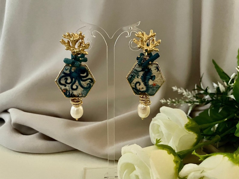 Earrings with Caltagirone ceramic tile, octopus and seahorse, blue chips and baroque pearl, Caltagirone earrings image 3