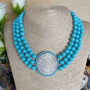 Three-strand turquoise necklace, Lady Diana style, hand knotted necklace, large central cameo, necklace with genuine shell cameo.