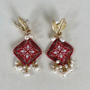 Boucles d&#39;oreilles siciliennes, carreaux de céramique de Caltagirone, boucles d&#39;oreilles en majolique, boucles d&#39;oreilles rouges, boucles d&#39;oreilles avec grappes de perles de rivière