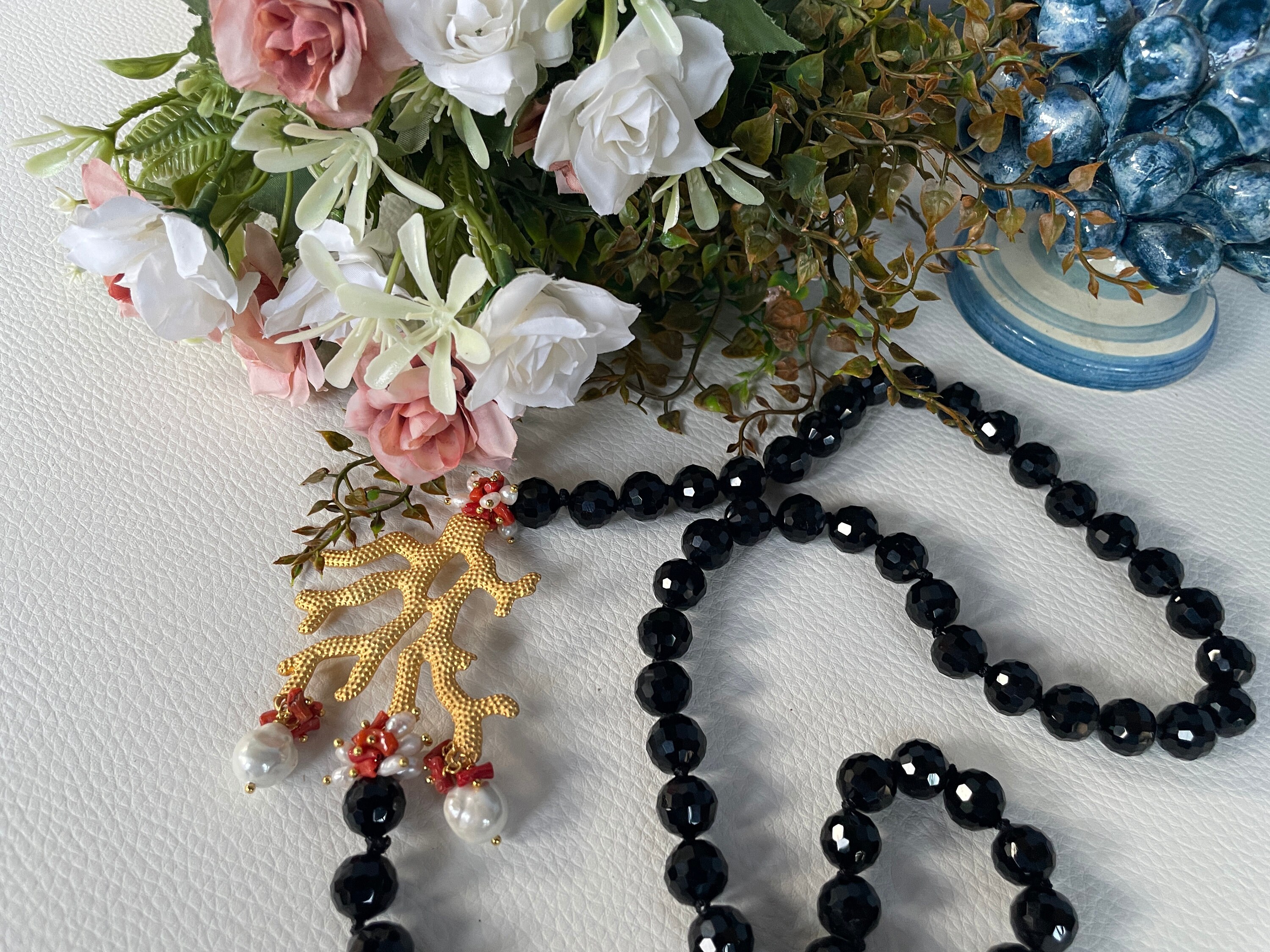 Collier Fantaisie Rétro Des Années 70 - Perles Roses Et Noires Avec Pampilles Fleur - Ref F713