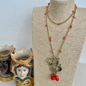 Sicilian necklace with brass rolò chain, pink coral chips and prickly pear-shaped brass pendant. image 2