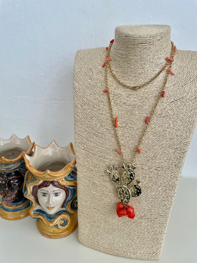 Sicilian necklace with brass rolò chain, pink coral chips and prickly pear-shaped brass pendant. image 2