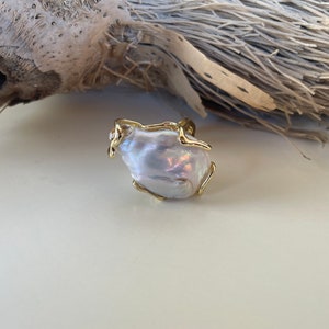 Anello maxi, anello scultura, anello regolabile, grande perla barocca irregolare, stile boho, struttura ottone immagine 5