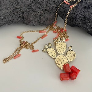 Sicilian necklace with brass rolò chain, pink coral chips and prickly pear-shaped brass pendant. image 5