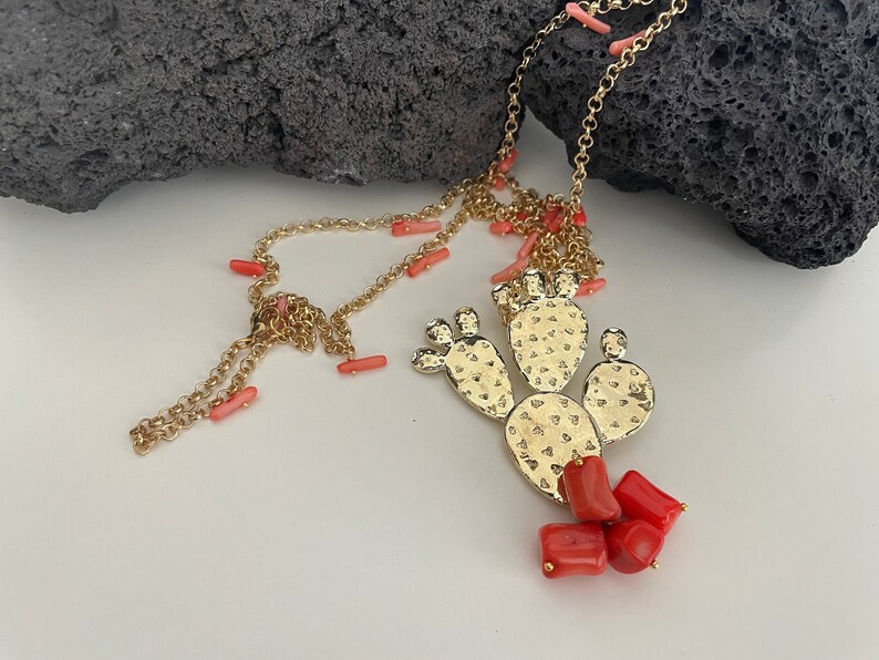 Sicilian necklace with brass rolò chain, pink coral chips and prickly pear-shaped brass pendant. image 5