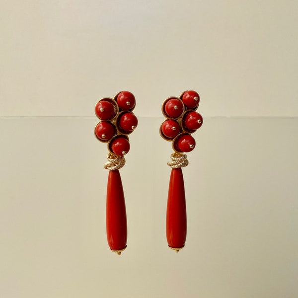 Boucles d'oreilles lobe avec épingle en laiton et perles en pâte de corail rouge de Sardaigne.(
