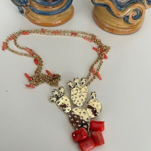 Sicilian necklace with brass rolò chain, pink coral chips and prickly pear-shaped brass pendant. image 3