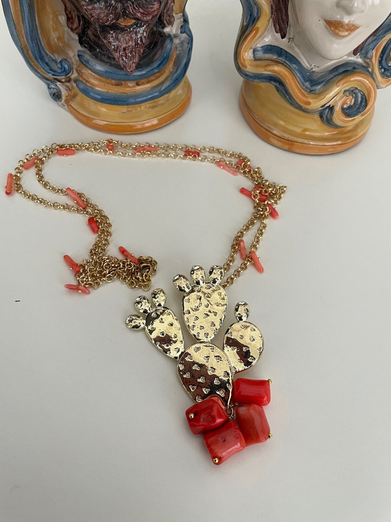 Sicilian necklace with brass rolò chain, pink coral chips and prickly pear-shaped brass pendant. image 3