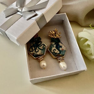 Earrings with Caltagirone ceramic tile, octopus and seahorse, blue chips and baroque pearl, Caltagirone earrings image 4