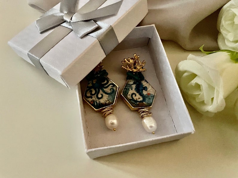 Earrings with Caltagirone ceramic tile, octopus and seahorse, blue chips and baroque pearl, Caltagirone earrings image 4