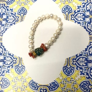 Sikelia-Armband, elastisches Armband mit Flussperlen, Caltagirone-Keramik-Tannenzapfen und Korallensplittern. Geschenk für Mädchen.
