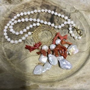 Siciliaanse halsketting met een snoer gekweekte parels, een zamak hanger, barokparels en koraalfragmenten. Een cadeau voor haar.