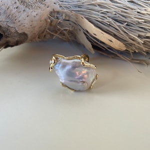 Anello maxi, anello scultura, anello regolabile, grande perla barocca irregolare, stile boho, struttura ottone immagine 9