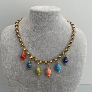 Kurze Halskette mit dicker Rolo-Gliederkette, Halsband aus vergoldetem Stahl 316L, farbige Tannenzapfenanhänger aus Caltagirone-Keramik.