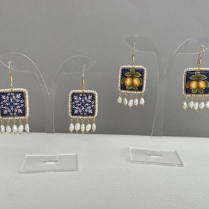 Boucles d&#39;oreilles siciliennes, boucles d&#39;oreilles en tuiles de Caltagirone, motif floral, perles de rivière, boucles d&#39;oreilles pendantes, fabriquées en Sicile.