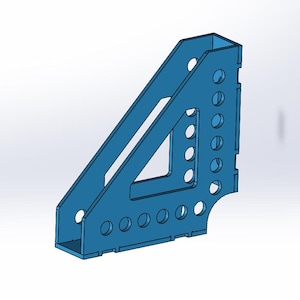 Op de afbeelding: Een blauwe driehoekige structurele beugel met een reeks cirkelvormige uitsparingen langs de randen en een grote centrale driehoekige opening. Het onderdeel heeft een platte basis en een verticale zijde met zichtbare inkepingen.