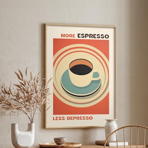 Puede incluir: Un póster de estilo retro con fondo rojo y círculos concéntricos en amarillo y blanco. El póster presenta una taza de café blanca con un platillo turquesa y café negro en su interior. El texto del póster dice "More Espresso Less Depresso".