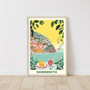 Puede incluir: Una ilustración colorida de una ciudad costera con un fondo amarillo. La ciudad está construida en un acantilado con un mar verde en primer plano. Un limón y un vaso de líquido rojo están sobre una mesa en primer plano. El texto "SORRENTO" está en la parte inferior de la imagen.