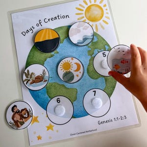 Peut inclure: Une fiche d'activité éducative plastifiée intitulée Days of Creation avec une illustration aquarelle de la terre, un soleil jaune et des découpes circulaires avec des points velcro. Inclut des emplacements numérotés pour les jours 5, 6 et 7.