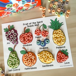 Puede incluir: Una alfombra de aperitivos imprimible de "Fruto del Espíritu" con una variedad de frutas, incluyendo una pera, una manzana, una piña, un limón, una fresa y un racimo de uvas. Cada fruta está llena de anillos de cereal coloridos. El texto "Fruit of the Spirit Snack Mat" está en la parte superior de la página. Los nombres de las frutas se enumeran debajo de cada fruta, incluyendo "Paz", "Alegría", "Bondad", "Amabilidad", "Paciencia", "Gentileza", "Amor", "Autocontrol" y "Fidelidad".