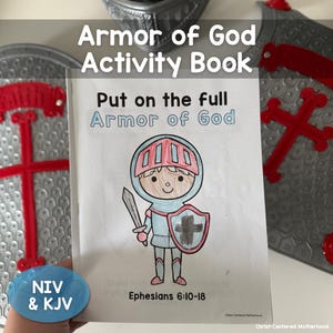 Könnte beinhalten: Ein "Rüstung Gottes Activity Book" mit einer Cartoon-Ritter-Illustration. Auf dem Buchcover steht "Lege die volle Rüstung Gottes an" und enthält den Text "Epheser 6:10-18". Spielzeug-Rüstungsteile sind im Hintergrund zu sehen.