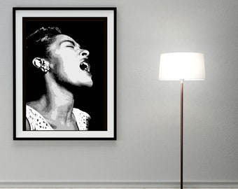 Könnte beinhalten: Schwarz-Weiß-Druck einer singenden Frau in einem Rahmen, an einer grauen Wand. Daneben steht eine Stehlampe mit weißem Schirm und braunem Fuß. Das Bild ist in Schwarz und Weiß gehalten.