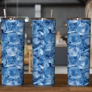 20oz & 30oz Skinny Tumbler Wrap, digitales Design eines vollen Glases mit klaren Eiswürfeln, ultrarealistischer Rendering, kachelbares nahtloses Design, Blau