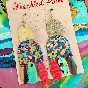 ハンドメイドのカラフルなペイントレザーダングルイヤリング：軽量で存在感のあるジュエリー